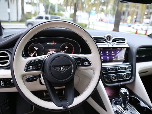 Used 2021 Bentley Bentayga image 46