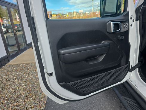 Used 2023 Jeep Gladiator Rubicon w/ Cold Weather Group image 14