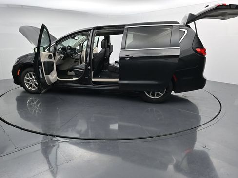 Used 2023 Chrysler Pacifica Touring-L FWD image 28