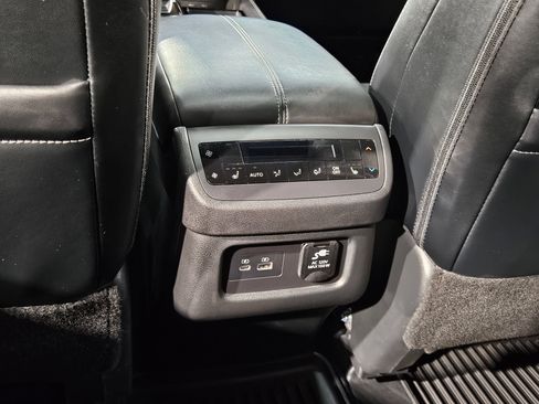 Used 2024 Nissan Pathfinder Platinum AWD/4WD image 37