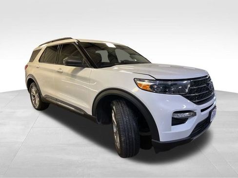 Used 2023 Ford Explorer XLT w/ Equipment Group 202A image 8