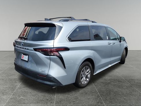 Certified 2023 Toyota Sienna XLE image 7
