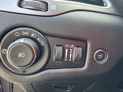 Used 2019 Jeep Cherokee Limited AWD/4WD image 21