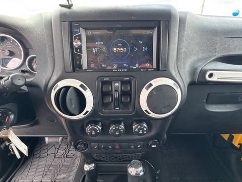 Used 2015 Jeep Wrangler Unlimited Sahara AWD/4WD image 28