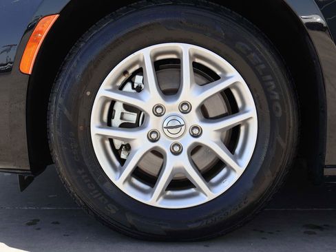 Used 2024 Chrysler Pacifica Touring-L FWD image 6