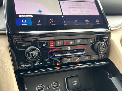 Used 2024 Jeep Grand Cherokee Limited w/ Luxury Tech Group II image 23