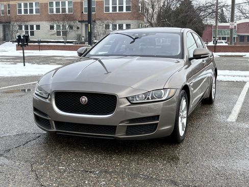 Used 2017 Jaguar XE Premium image 3