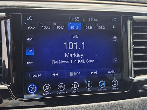 Used 2017 Chrysler Pacifica Touring-L FWD image 18