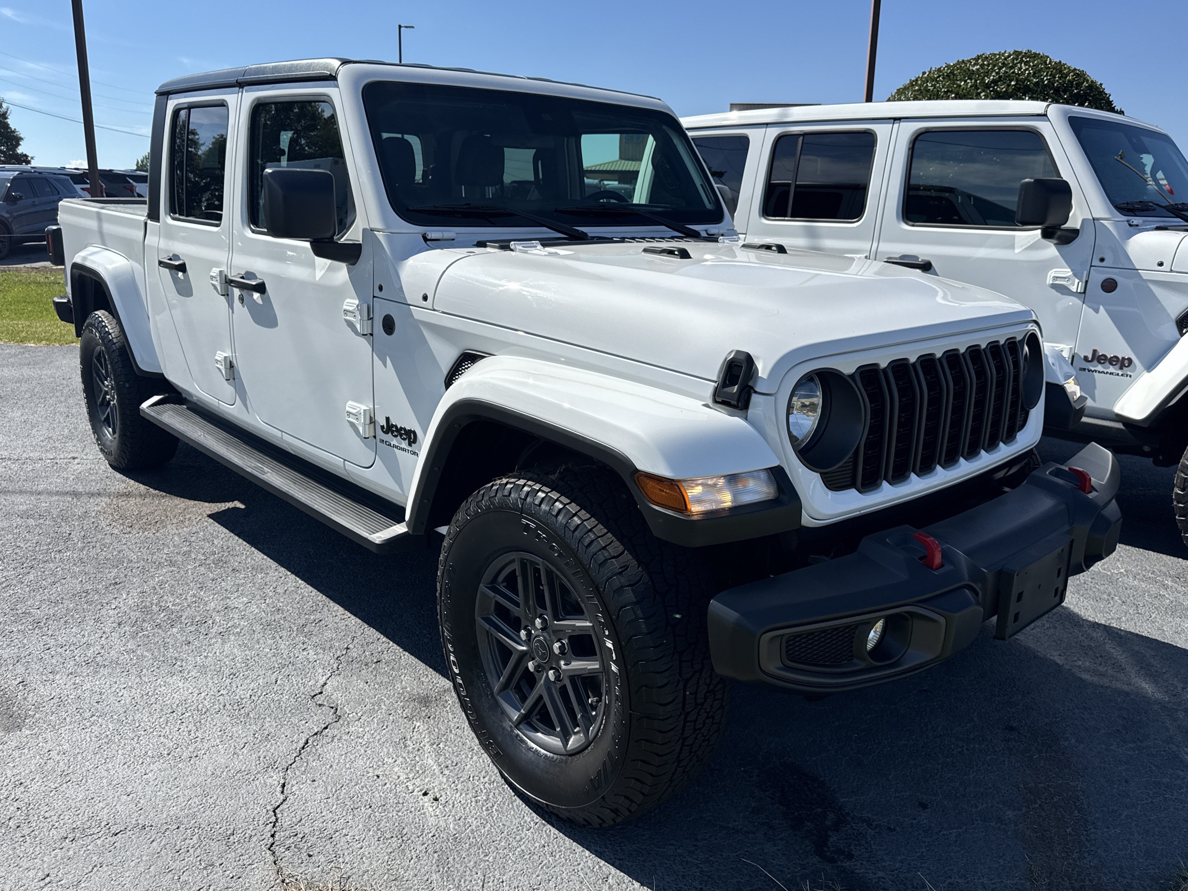 Used 2024 Jeep Gladiator Sport AWD/4WD image 4