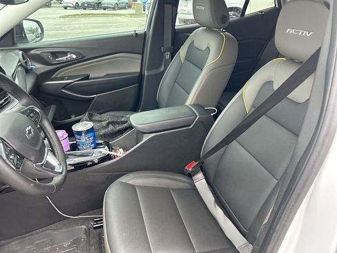 Used 2025 Chevrolet Trax ACTIV w/ Sunroof Package image 7