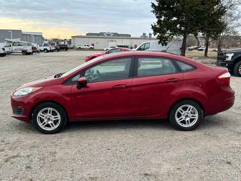 Used 2017 Ford Fiesta SE image 2