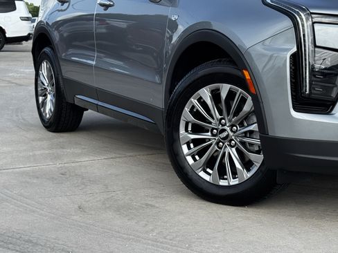 Used 2025 Cadillac XT4 Premium Luxury FWD image 3