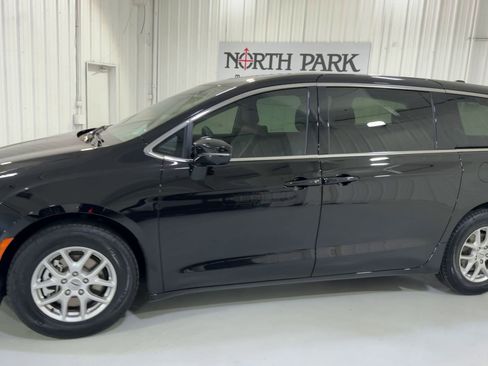 Used 2025 Chrysler Pacifica Select FWD image 6