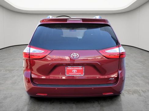 Used 2017 Toyota Sienna XLE w/ XLE Navigation Package FWD image 3