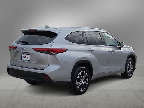 Used 2023 Toyota Highlander XLE FWD image 8
