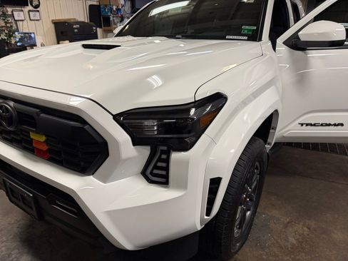 Used 2025 Toyota Tacoma TRD Sport image 30