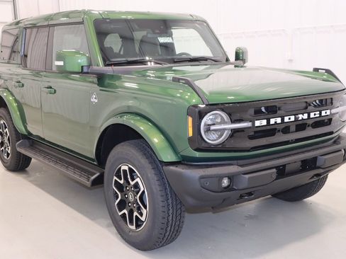 New 2025 Ford Bronco Outer Banks image 2