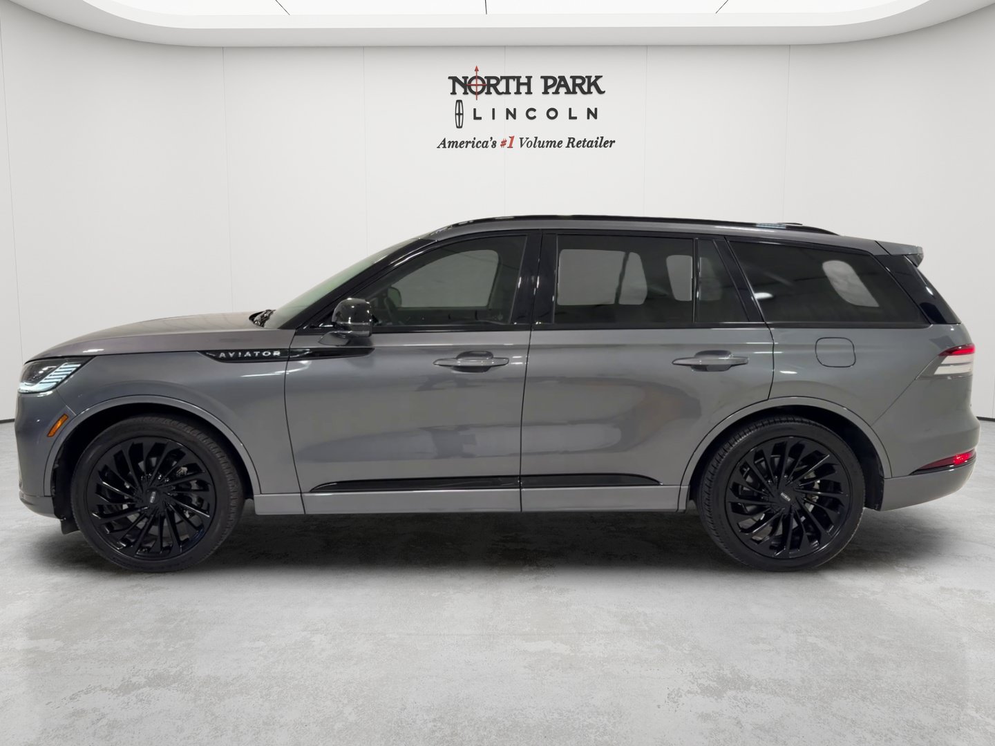 Used 2025 Lincoln Aviator Reserve w/ Jet Appearance Package RWD image 2