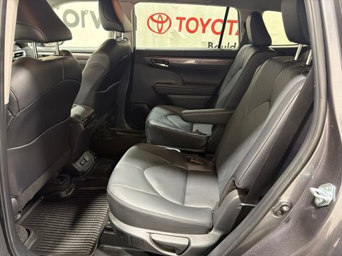Used 2024 Toyota Highlander Platinum AWD/4WD image 18