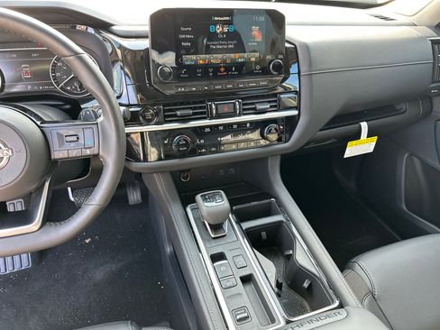 New 2025 Nissan Pathfinder SL w/ SL Premium Package image 31