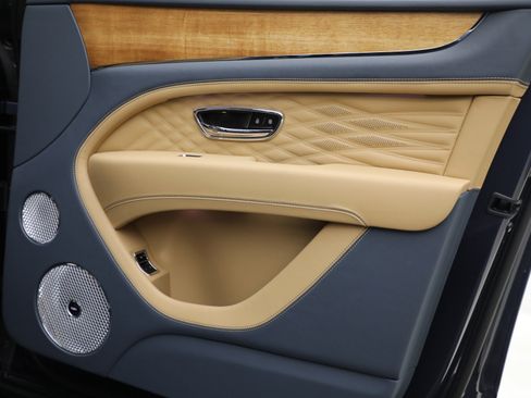 Certified 2025 Bentley Bentayga Extended Wheelbase AWD/4WD image 33