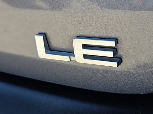 Used 2021 Toyota Highlander LE FWD image 8