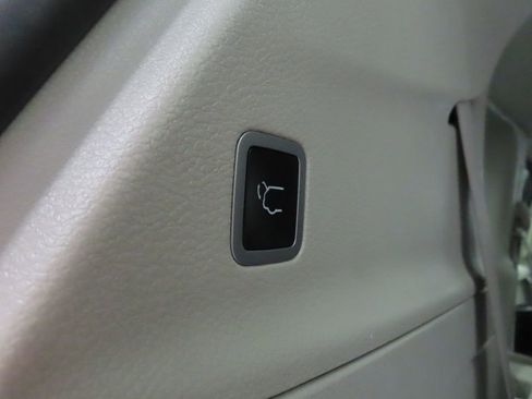 Used 2024 Chrysler Pacifica Limited FWD image 38