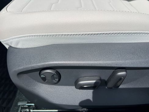 New 2025 Volkswagen Taos SE image 18