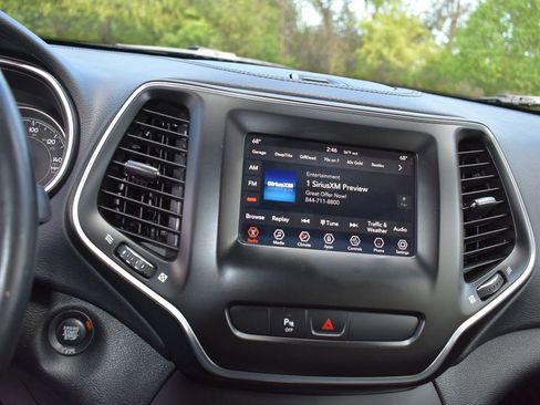 Used 2019 Jeep Cherokee Latitude Plus w/ Comfort/Convenience Group AWD/4WD image 16