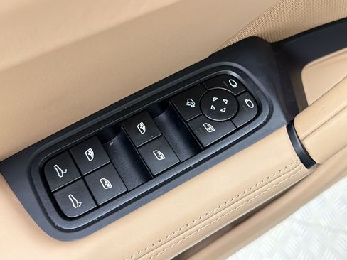 Certified 2024 Porsche Cayenne Coupe AWD/4WD image 19