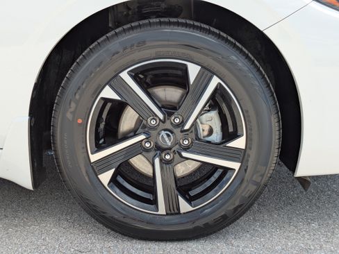 Used 2024 Nissan Sentra SV FWD image 11
