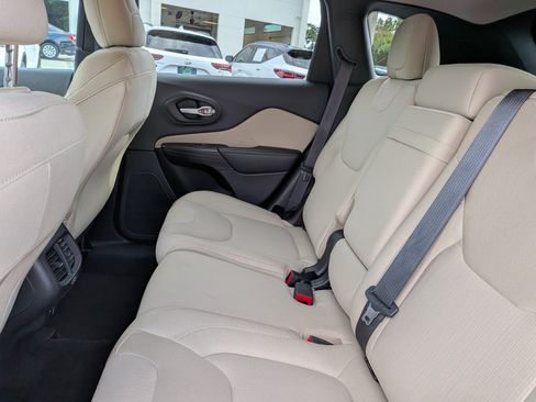 Used 2015 Jeep Cherokee Latitude FWD image 16