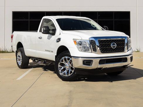 Used 2017 Nissan Titan SV image 1