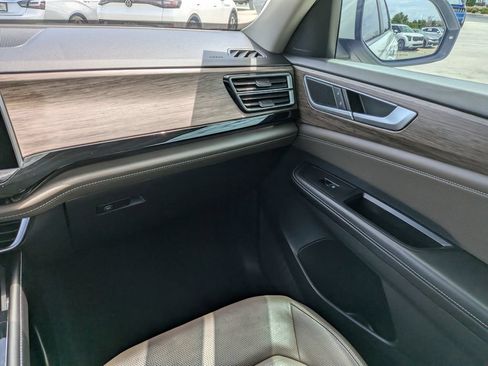 Used 2024 Volkswagen Atlas SEL AWD/4WD image 18
