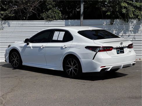 Used 2021 Toyota Camry SE FWD image 3