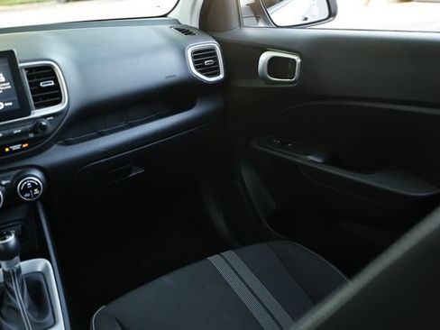 Used 2025 Hyundai Venue SEL FWD image 29
