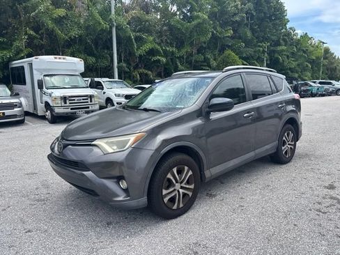 Used 2017 Toyota RAV4 LE AWD/4WD image 5