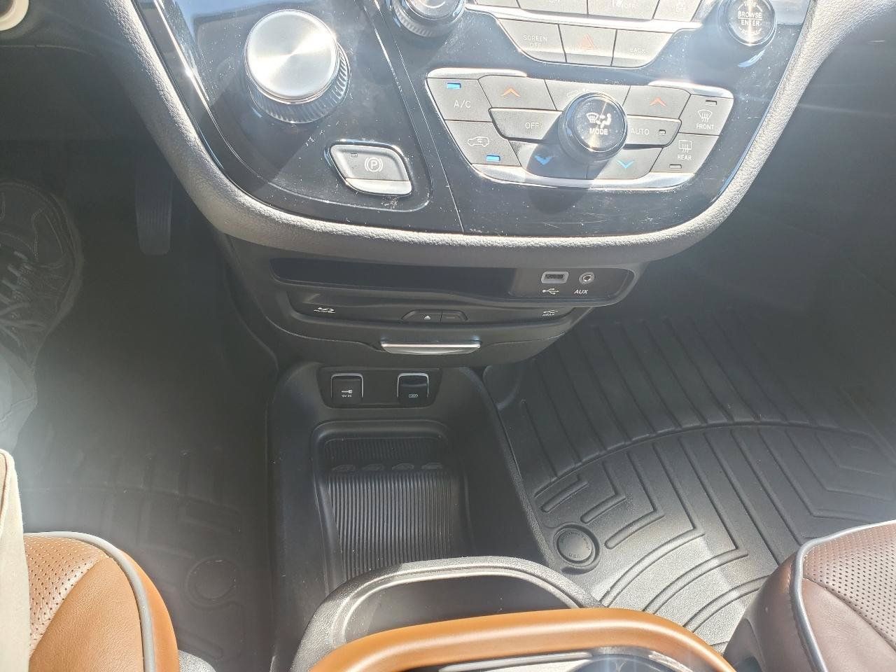 Used 2017 Chrysler Pacifica Limited FWD image 24
