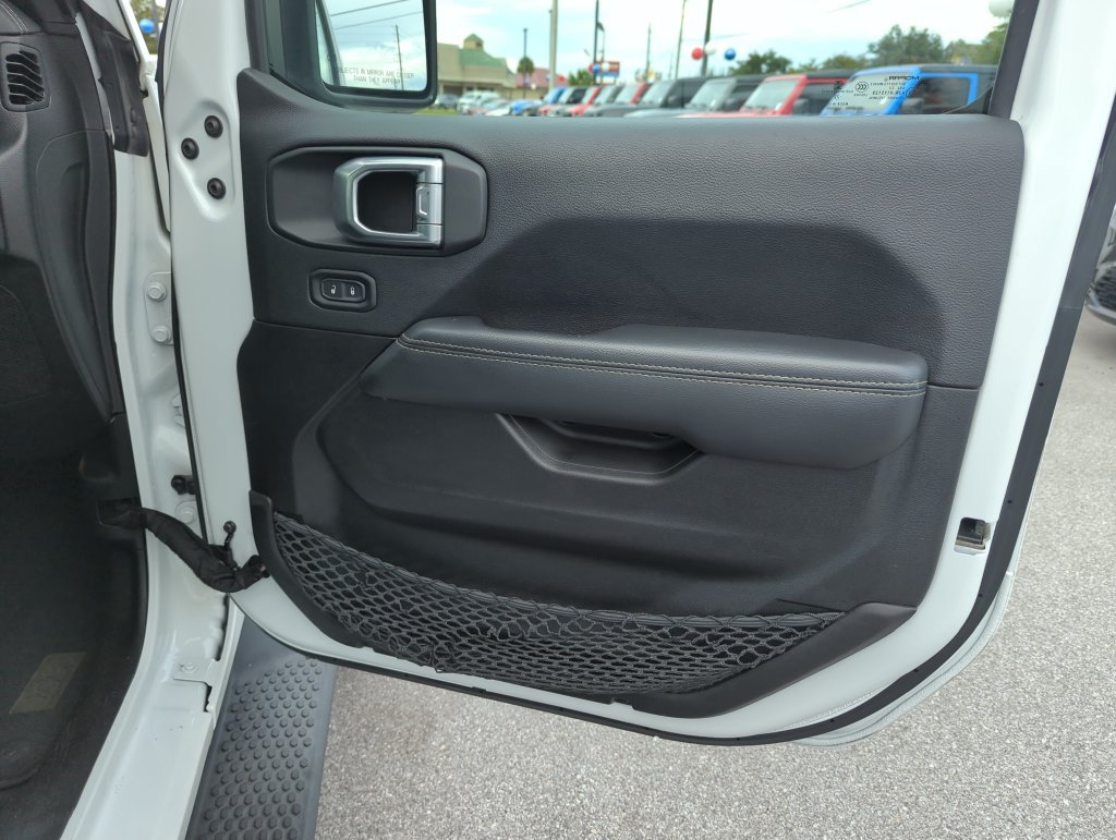 Used 2022 Jeep Wrangler Unlimited Sahara AWD/4WD image 29