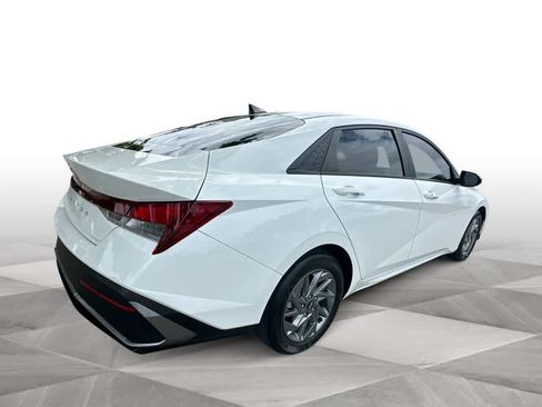 Used 2024 Hyundai Elantra SEL FWD image 8