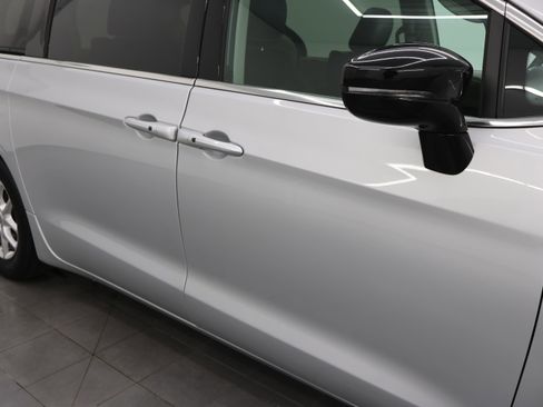 Used 2024 Chrysler Pacifica Touring-L image 24