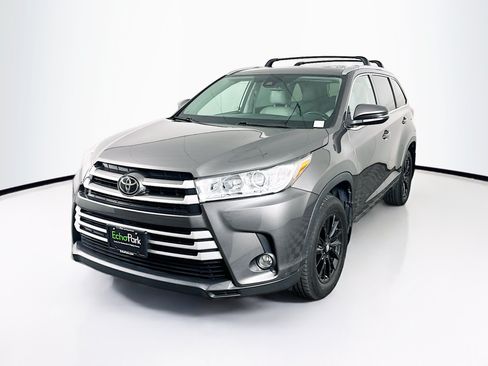 Used 2017 Toyota Highlander XLE AWD/4WD image 3