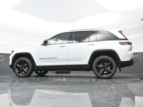 New 2025 Jeep Grand Cherokee Altitude AWD/4WD image 12