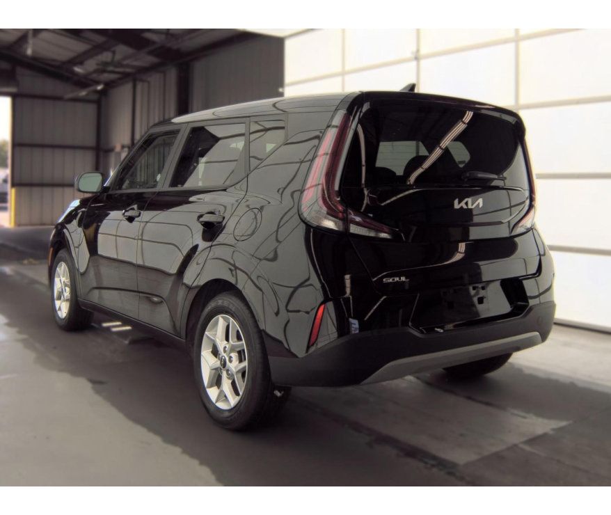 Used 2025 Kia Soul LX w/ LX Technology Package FWD image 8