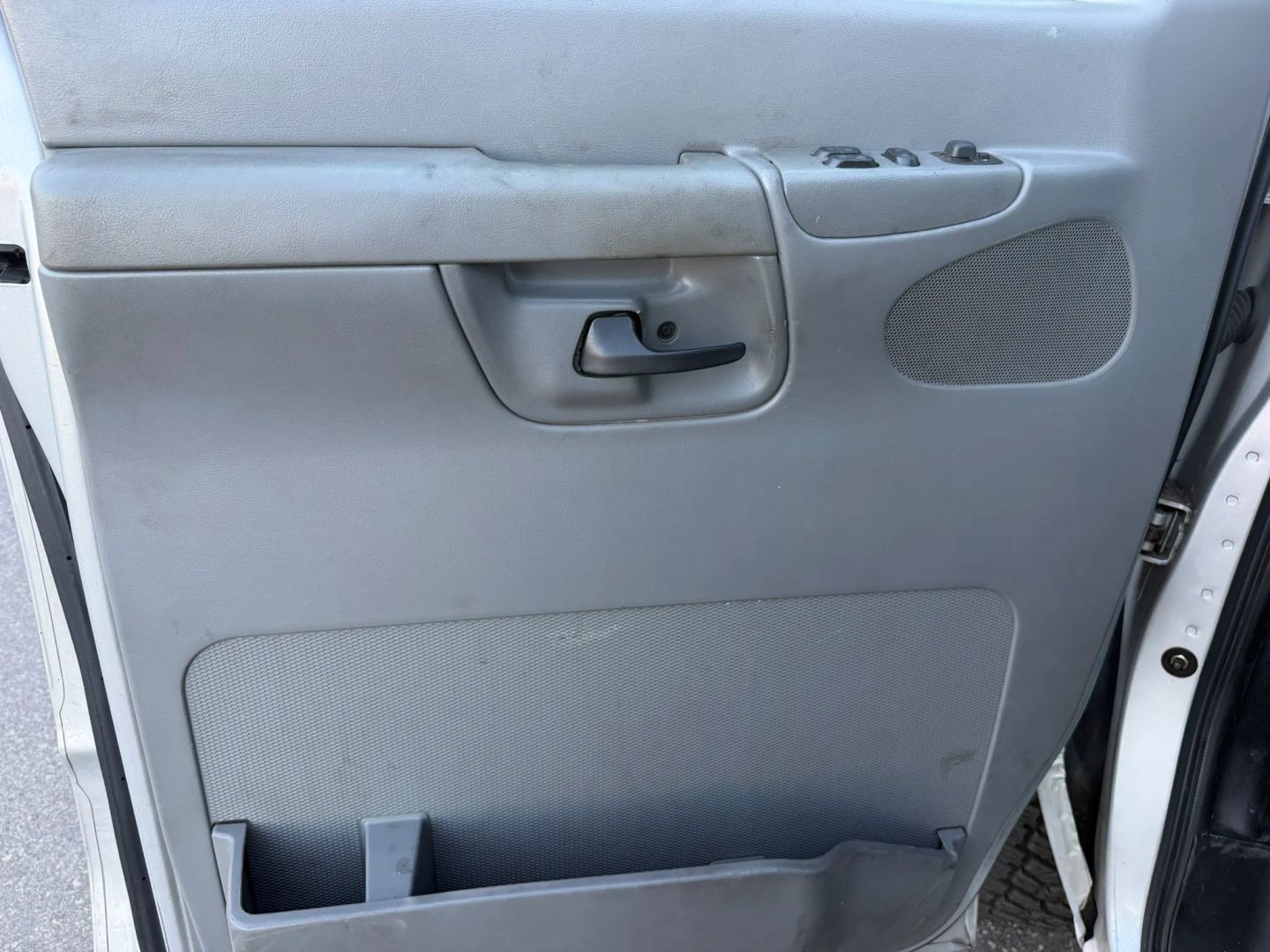 Used 2006 Ford E-350 and Econoline 350 XLT RWD image 9