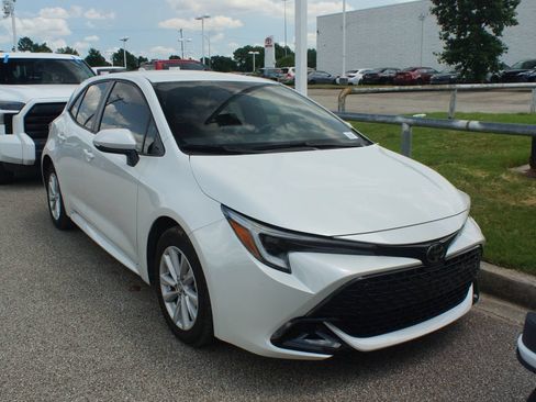 Used 2025 Toyota Corolla SE w/ SE Package FWD image 5