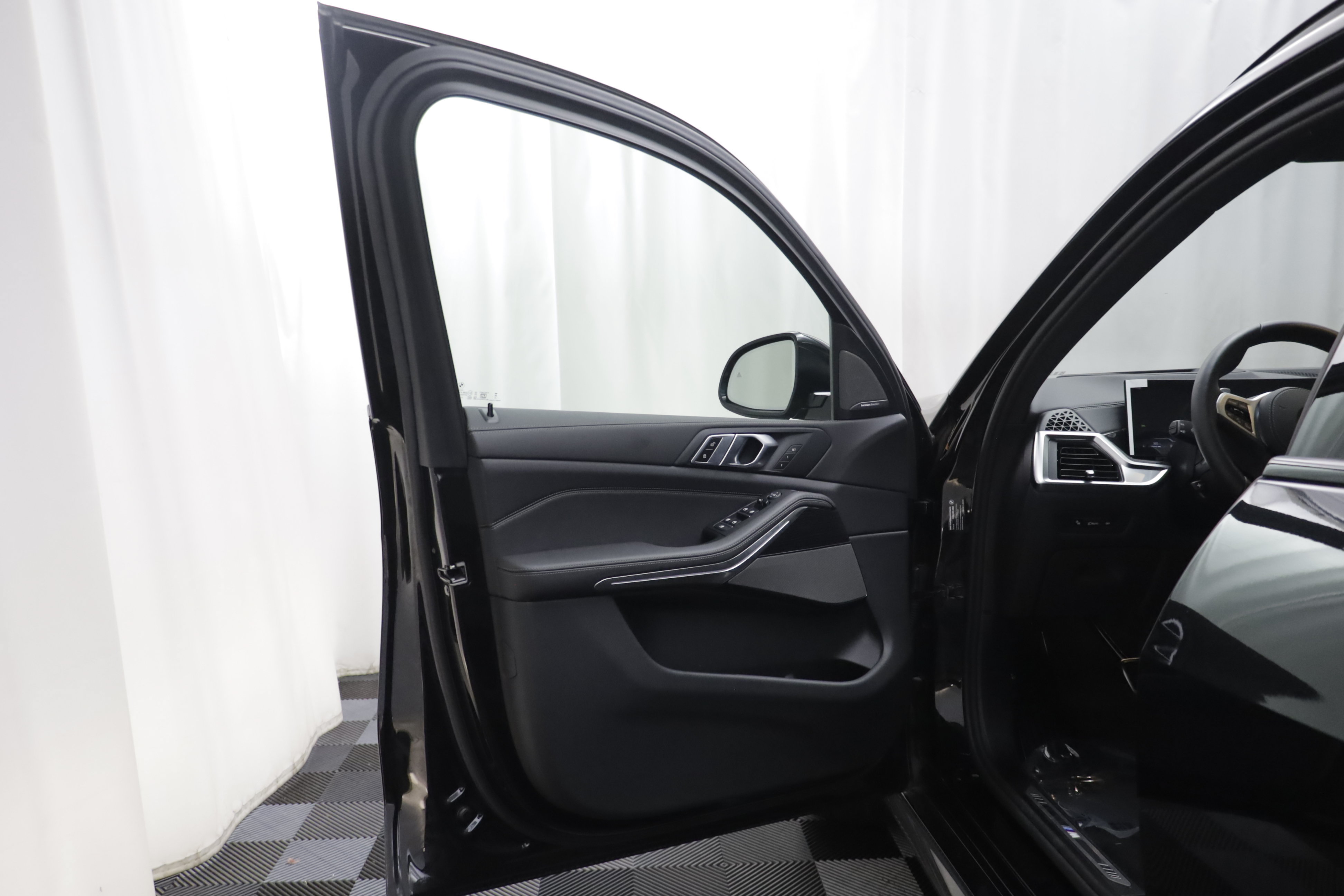 Used 2026 BMW X5 xDrive40i w/ M Sport Package AWD/4WD image 4