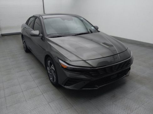 Used 2025 Hyundai Elantra Limited FWD image 13