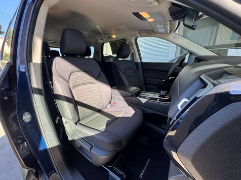 Used 2025 Nissan Pathfinder SV FWD image 39