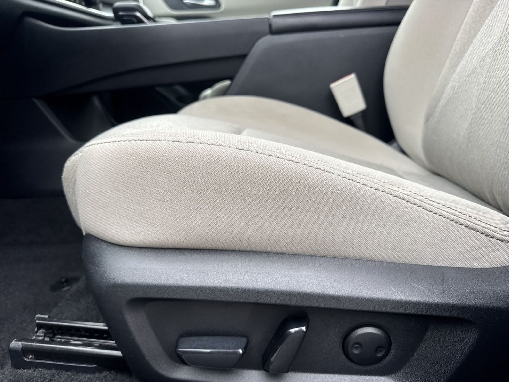 Used 2025 Nissan Rogue SV FWD image 14